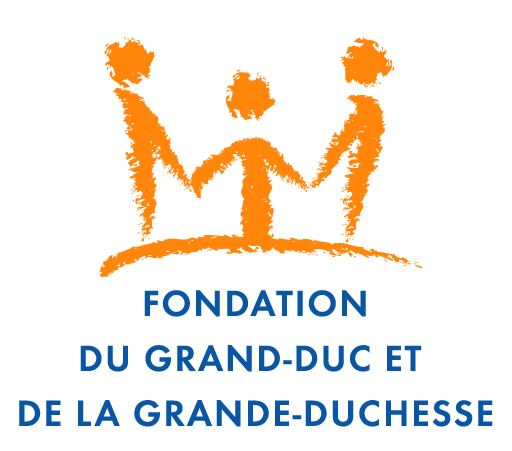 Logo de la Fondation du Grand-Duc et de la Grande-Duchesse, dessin au trait de couleur orange, représentant 2 adultes et un enfant qui se tiennent les mains
